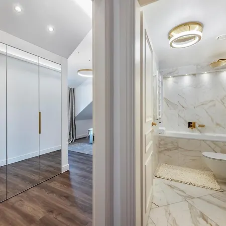 Artsy Exclusive Old Town Gallery Walk Apartment *