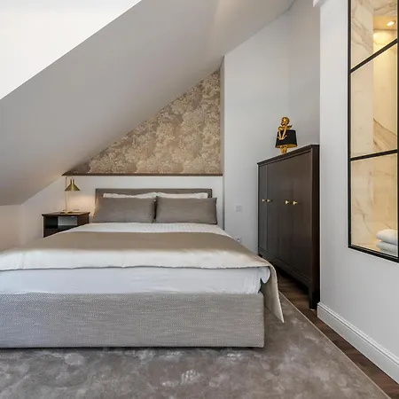 Artsy Exclusive Old Town Gallery Walk Apartment Wilna