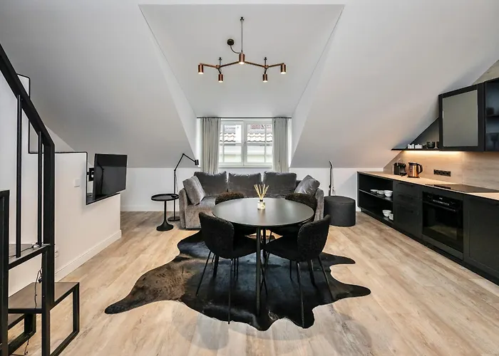 Artsy Exclusive Old Town Gallery Walk ヴィリニュス